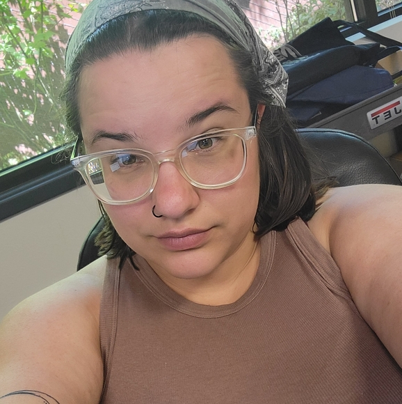 Meet the Posher! Mikaela J 💙 - Picture 2 of 5